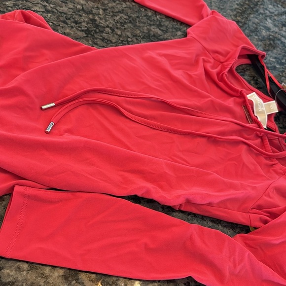 Michael Kors cold shoulder key hold top NWT XS - Picture 11 of 11